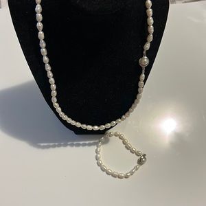 Women real cultures pearls necklaces and bracelets